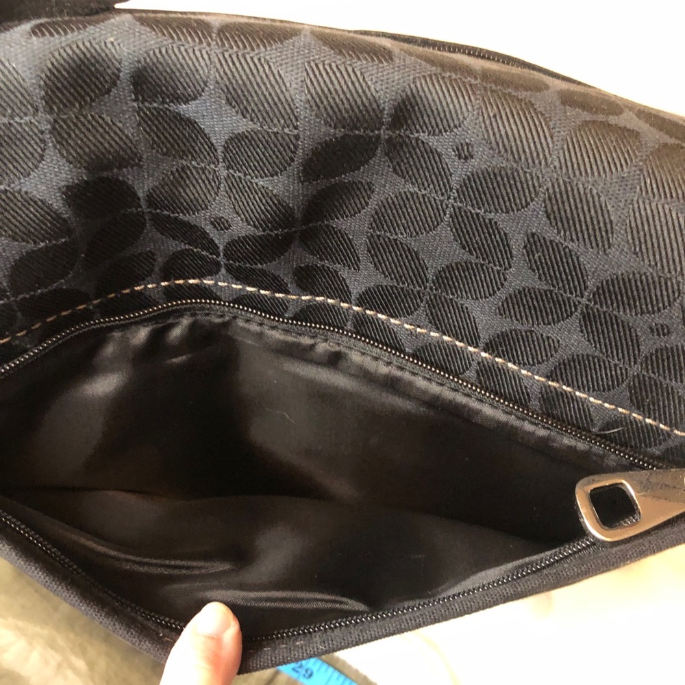 Fossil Black Messenger Bag with Adjustable Strap. Like new. OG hangtag and key - Picture 13 of 16
